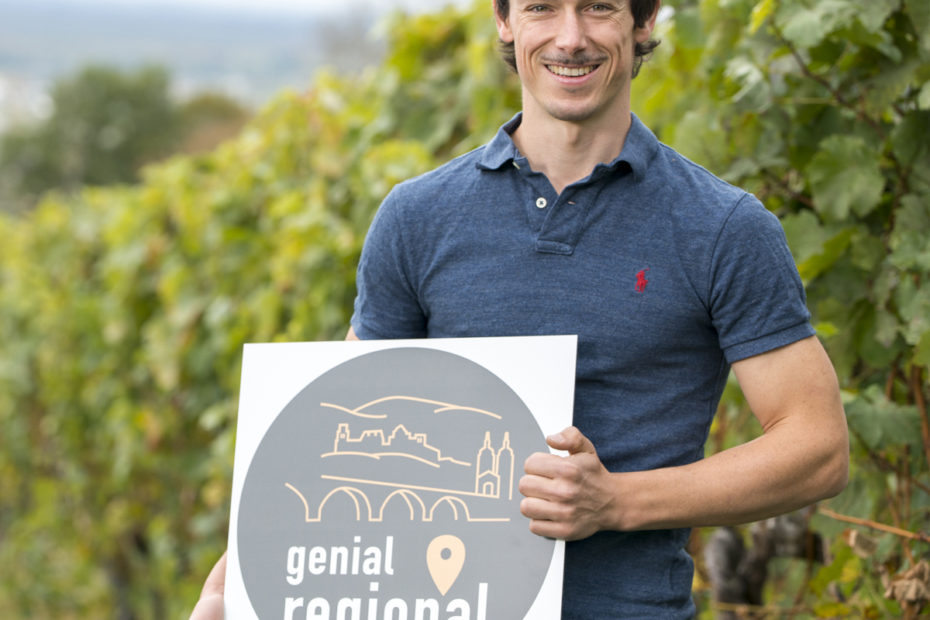 GeReMo Erzeuger Bauer steht mit Label genial regional im Weinberg