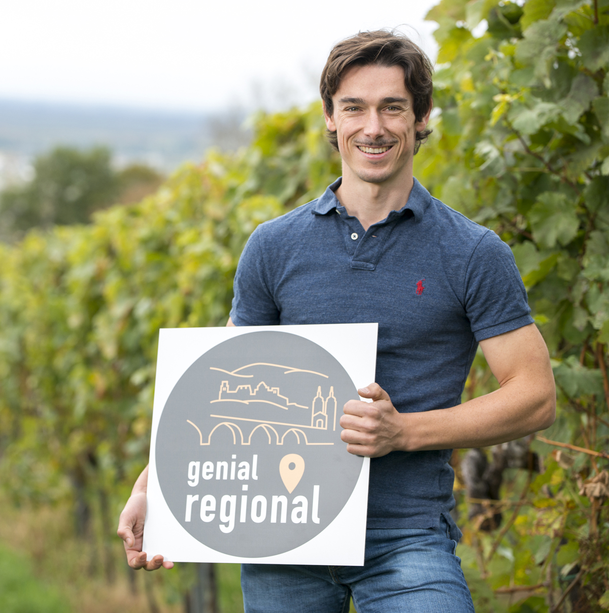 GeReMo Erzeuger Bauer steht mit Label genial regional im Weinberg