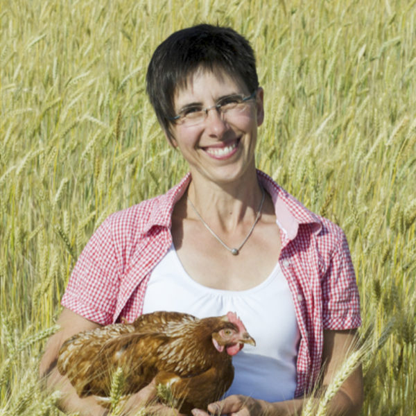 Frau Ochsenschläger im Feld mit Huhn