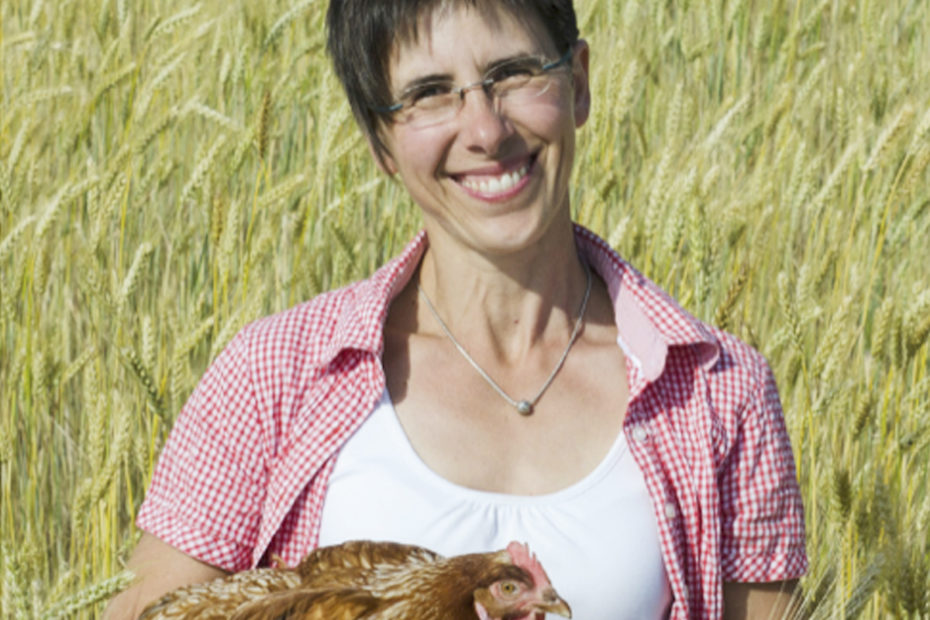 Frau Ochsenschläger im Feld mit Huhn