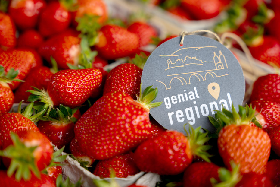 Frische Erdbeeren mit Marke genial regional Weigold