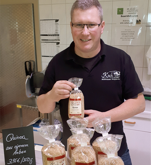 Bauer Holger Koch mit Quinoa Produkten