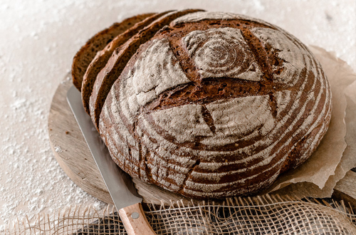 Kraichgau Korn Brot auf Brett mit Messer