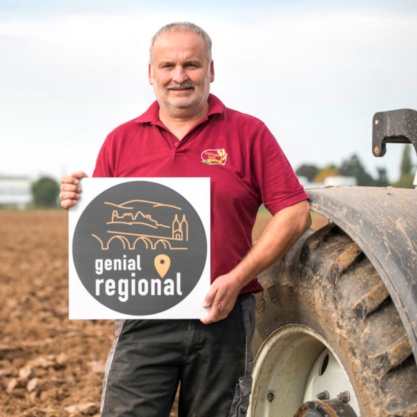 Kraichgau Korn Herr Kaltschmitt auf seinem Acker mit Label genial regional