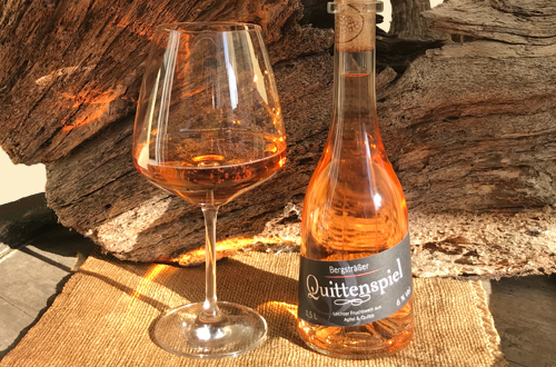 Glas und Flasche mit Quittenspiel von Quittenprojekt Bergstraße