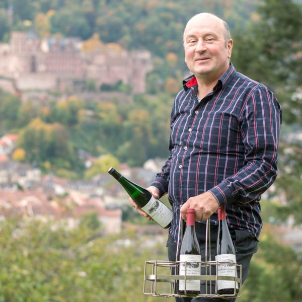 Winzer Spies im Weinberg mit Heidelberger Schloss im Hintergrund