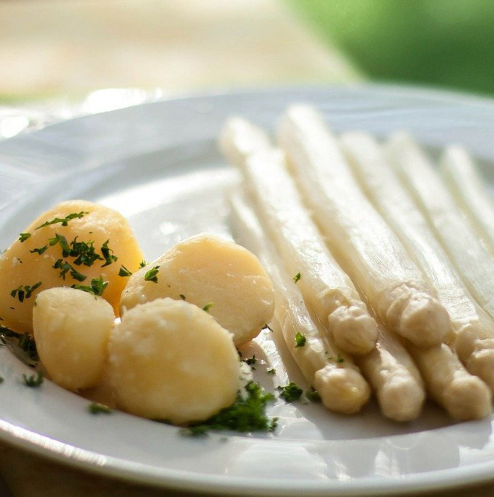 Teller mit Spargel und Kartoffel