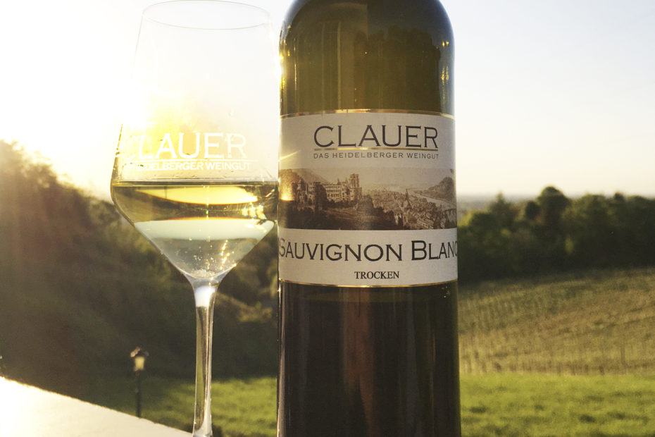Flasche Gutswein mit Glas im Sonnenlicht von Weingut Clauer