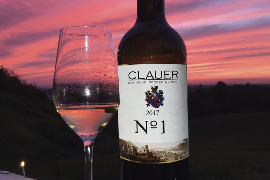 Flasche Premiumwein und Glas im Abendlich von Weingut Clauer